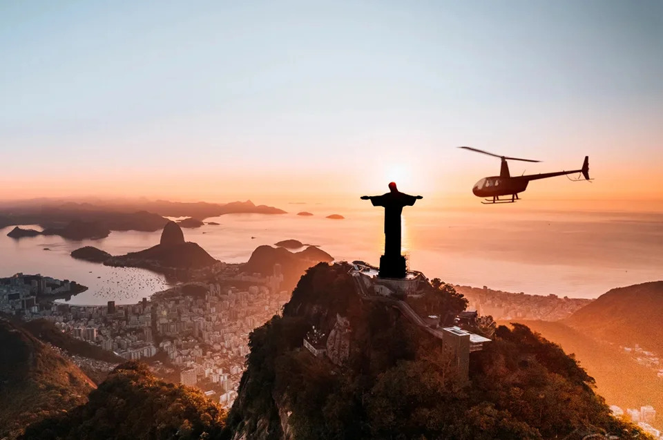 Voo de helic&oacute;ptero no Rio